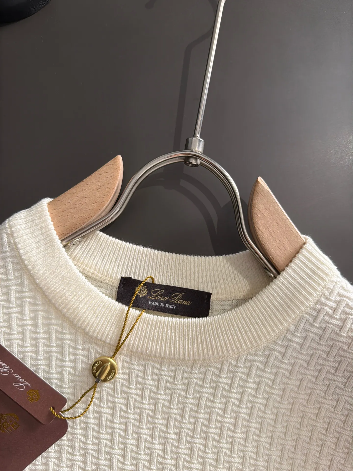 Next day shipment LP high quality Loro Piana 26ss New Arrival men's short-sleeved T-shirt Made of combed cotton yarn knitted cotton fabric, no pressure when entering and exiting the counter Exclusive control of raw materials It feels substantial when weighed, and the upper body is more textured than ordinary T-shirts. This texture can cope with the weather easily and is suitable for both hot and cold! Loose fit design, looks noble. The only correct version is available Size: M to XXXL